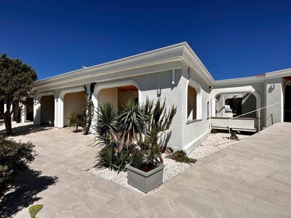 casa indipendente in vendita ad Olbia in zona Cugnana