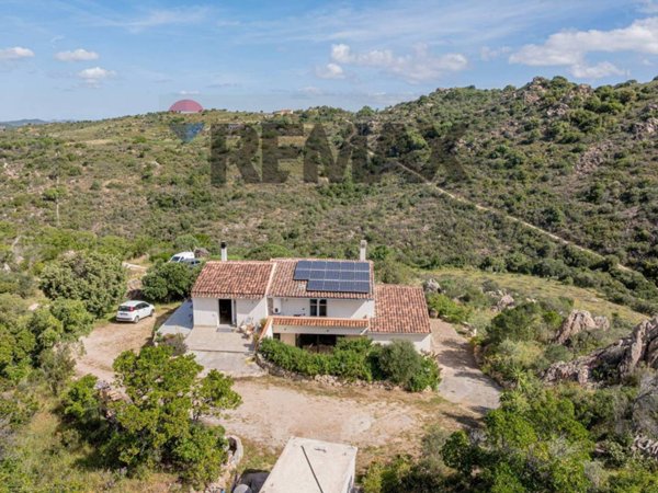 casa indipendente in vendita ad Olbia in zona Santa Lucia