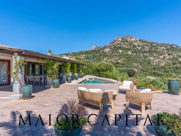 casa indipendente in vendita ad Olbia in zona Cugnana