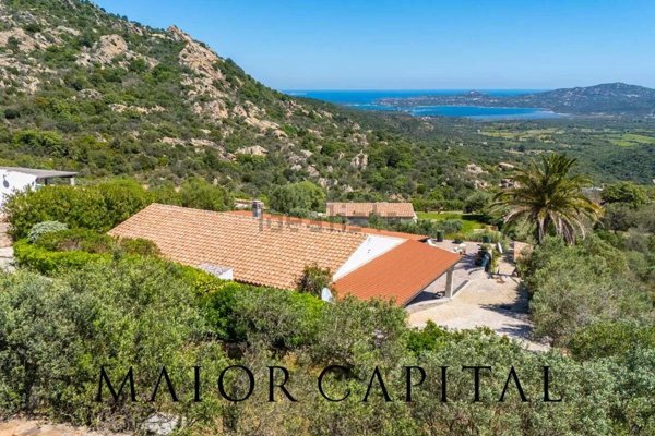 casa indipendente in vendita ad Olbia in zona Cugnana