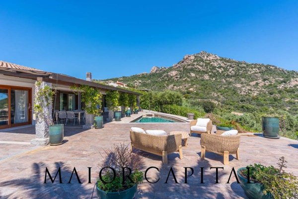 casa indipendente in vendita ad Olbia in zona Cugnana