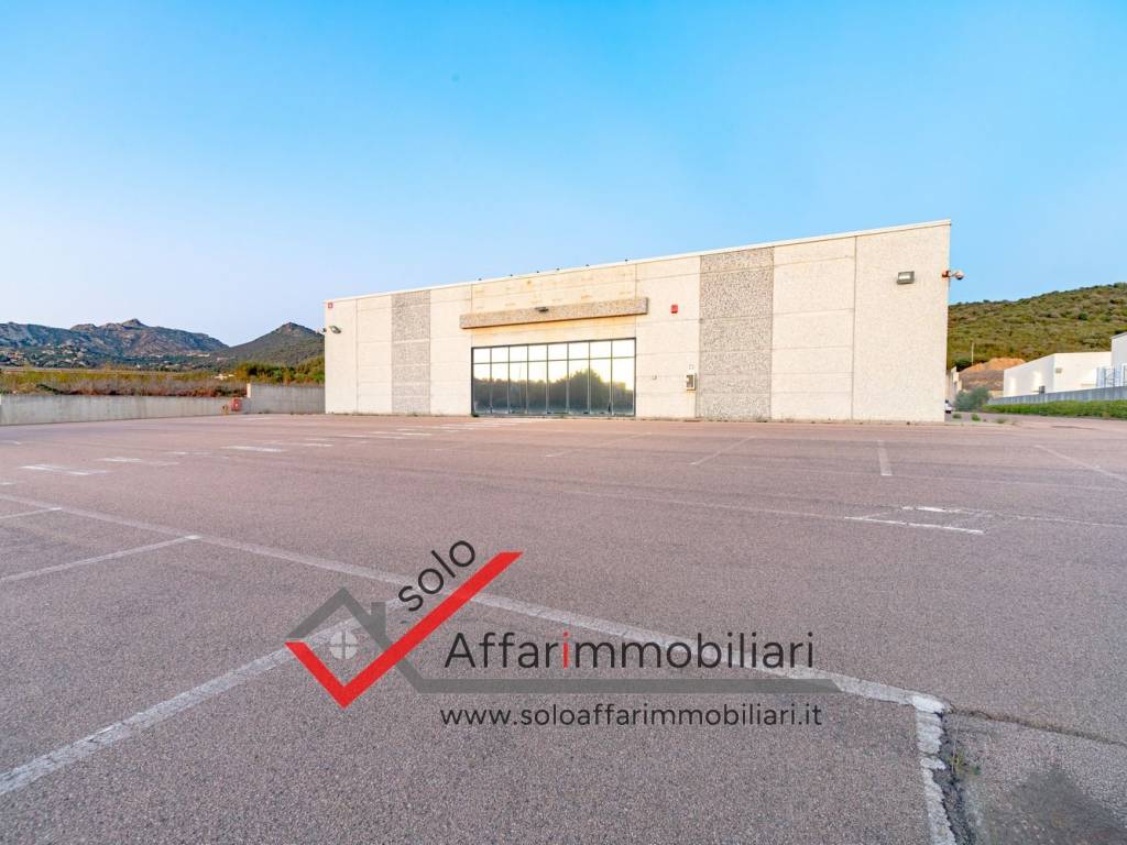 negozio in vendita ad Olbia in zona Pittulongu
