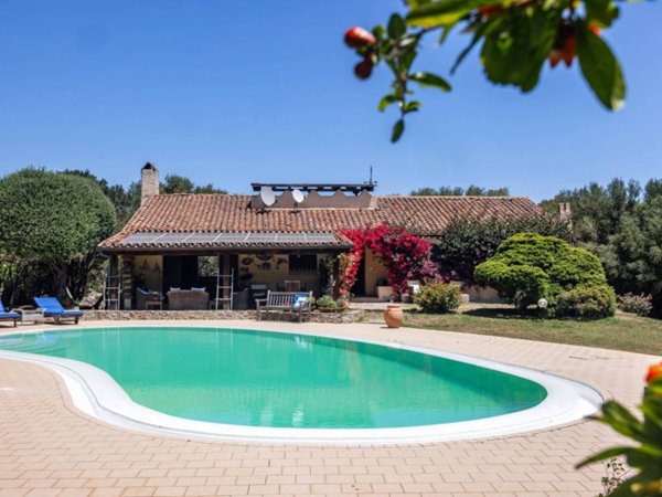 casa indipendente in vendita ad Olbia in zona Cugnana