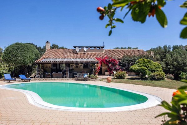 casa indipendente in vendita ad Olbia in zona Cugnana