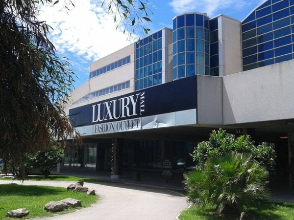 negozio in vendita ad Olbia in zona Pittulongu