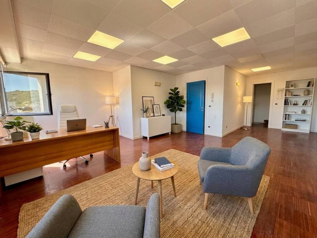 ufficio in vendita ad Olbia in zona Pittulongu