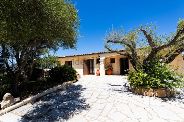 casa indipendente in vendita ad Olbia in zona Rudalza