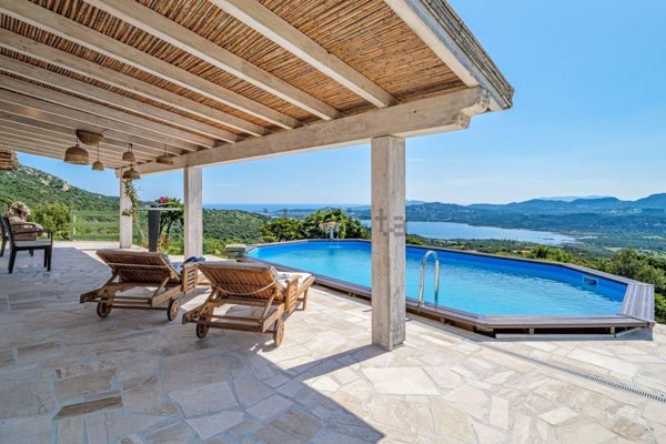 casa indipendente in vendita ad Olbia in zona Cugnana