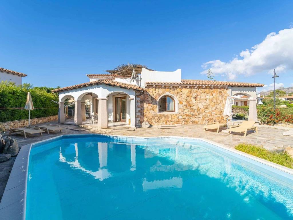 casa indipendente in vendita ad Olbia in zona Pittulongu