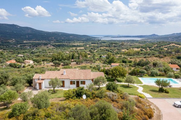 casa indipendente in vendita ad Olbia in zona Cugnana