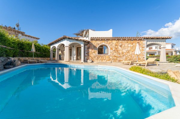 casa indipendente in vendita ad Olbia in zona Pittulongu
