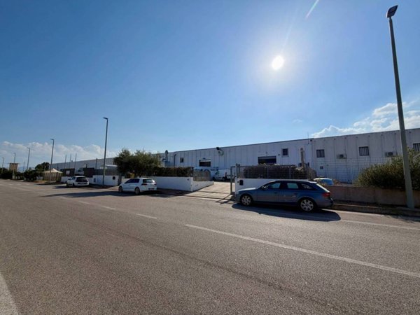locale commerciale in vendita ad Olbia