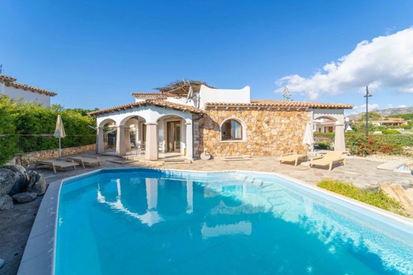 casa indipendente in vendita ad Olbia in zona Pittulongu