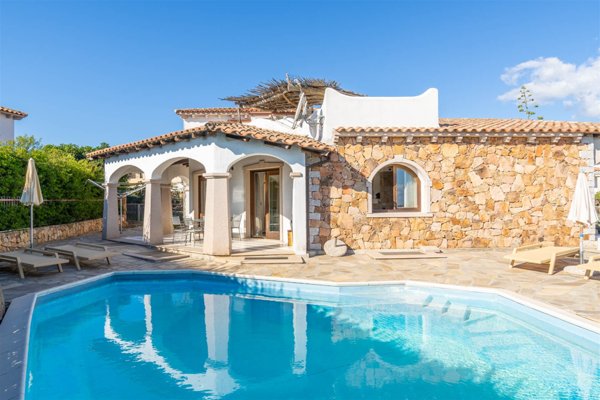 casa indipendente in vendita ad Olbia in zona Pittulongu