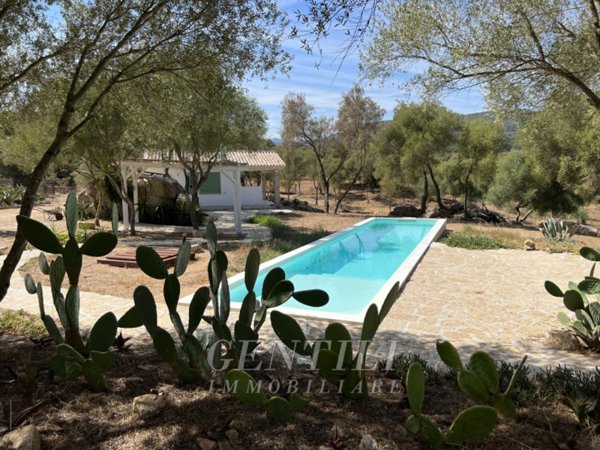 casa indipendente in vendita ad Olbia in zona San Simplicio