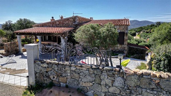casa indipendente in vendita ad Olbia in zona Porto Istana