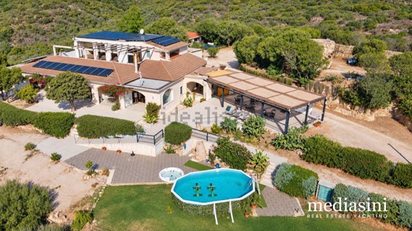 casa indipendente in vendita ad Olbia in zona Cugnana