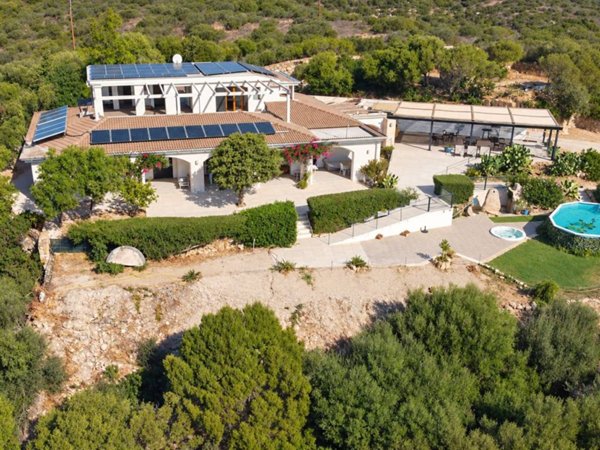 casa indipendente in vendita ad Olbia in zona Cugnana