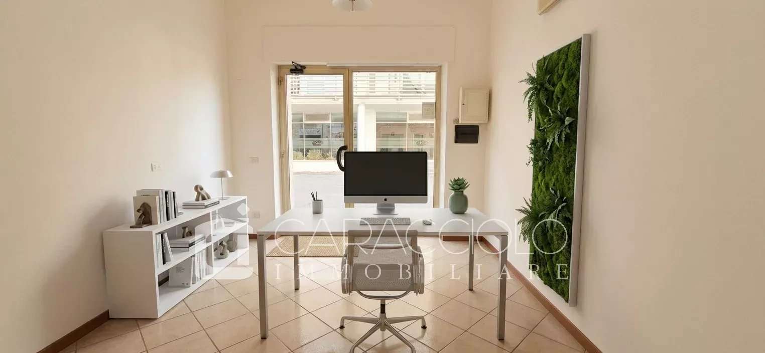 locale commerciale in vendita ad Olbia in zona San Simplicio