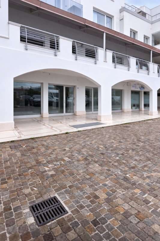 locale commerciale in vendita ad Olbia in zona Aldo Moro