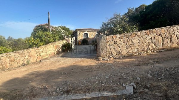 casa indipendente in vendita ad Olbia in zona Cugnana