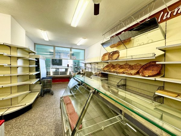 locale commerciale in vendita ad Ossi