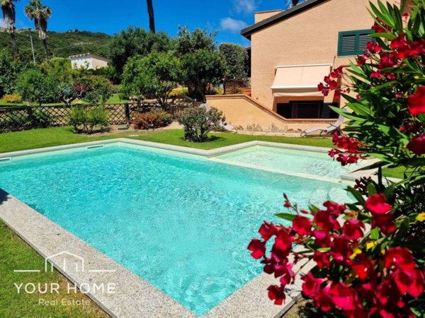 casa indipendente in vendita a Santa Teresa Gallura