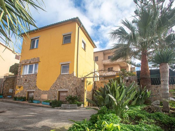 casa indipendente in vendita a Santa Teresa Gallura