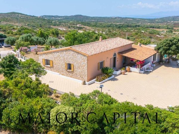 casa indipendente in vendita a Santa Teresa Gallura