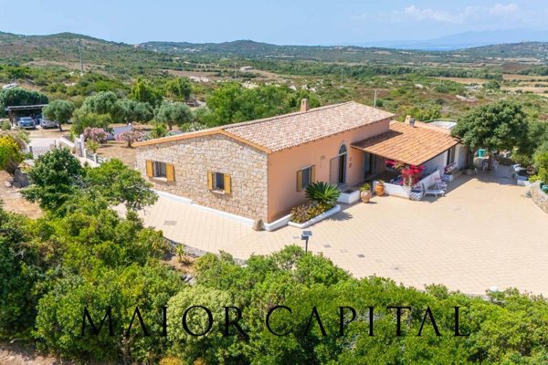 casa indipendente in vendita a Santa Teresa Gallura