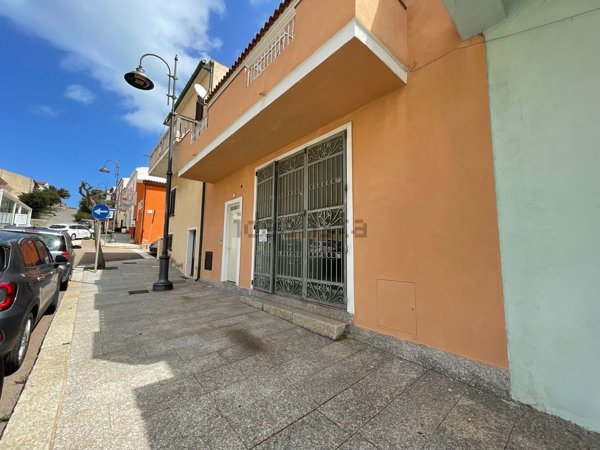 locale commerciale in vendita a Santa Teresa Gallura