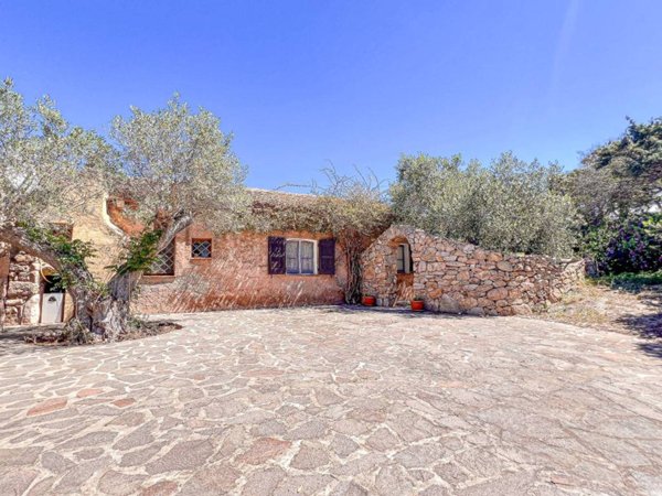 casa indipendente in vendita a Santa Teresa Gallura