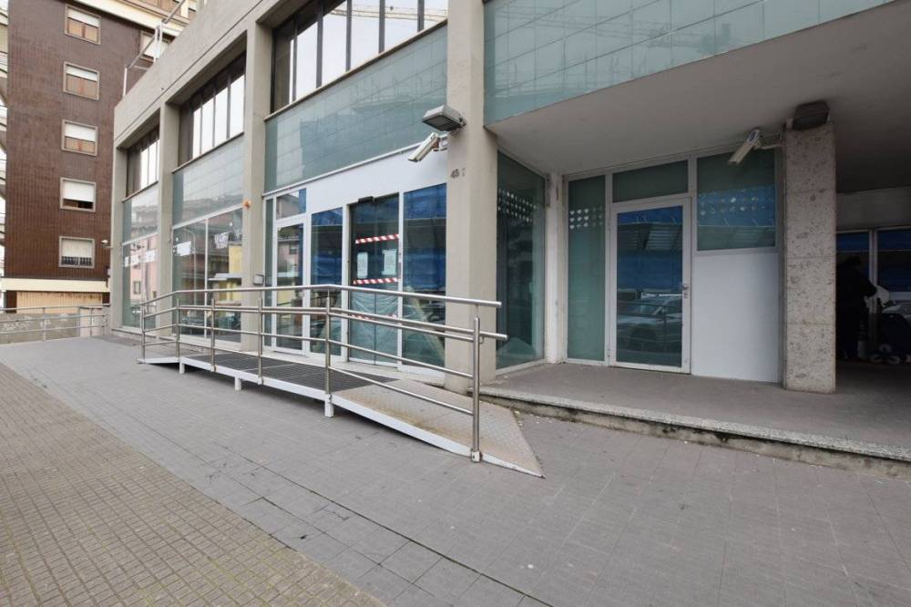 locale commerciale in vendita a Sassari in zona Luna e Sole / Prunizzedda