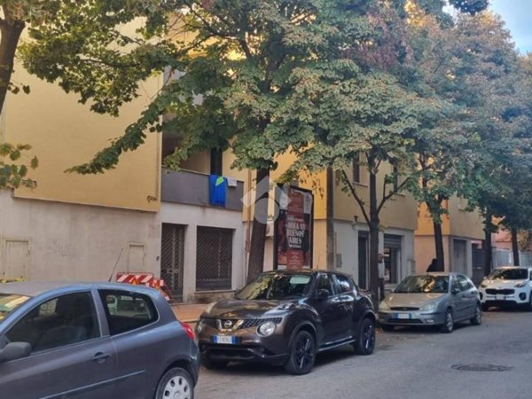 negozio in vendita a Sassari in zona Sant'Orsola / Zuari