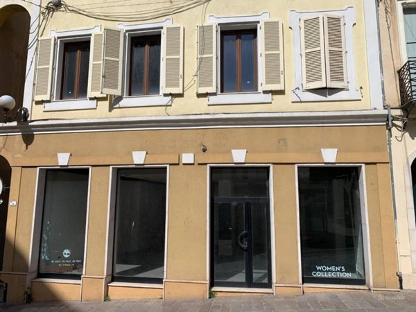 negozio in vendita a Sassari in zona Centro Storico