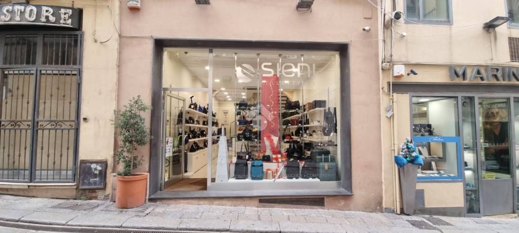 negozio in vendita a Sassari in zona Centro Storico