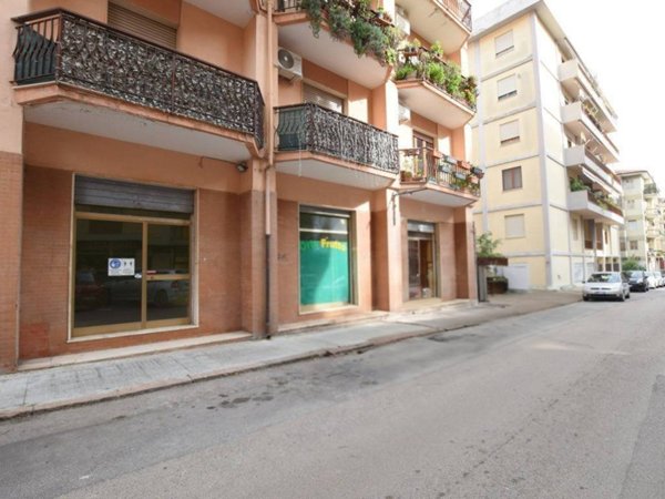negozio in vendita a Sassari in zona Luna e Sole / Prunizzedda