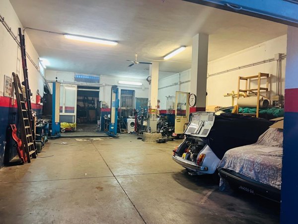locale commerciale in vendita a Sassari in zona Li Punti