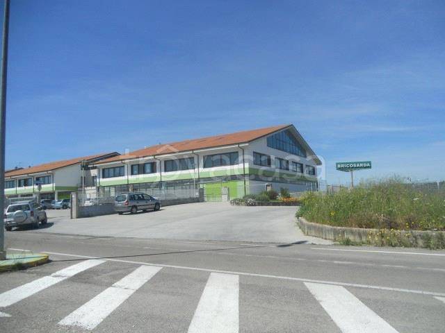 negozio in vendita a Sassari in zona Caniga