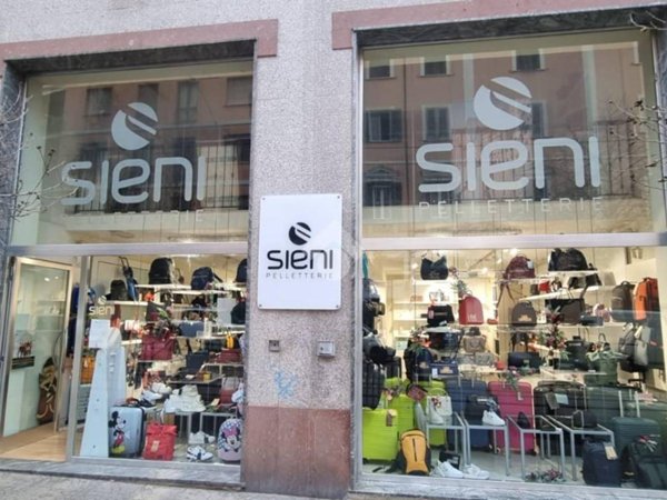 negozio in vendita a Sassari in zona Centro Storico