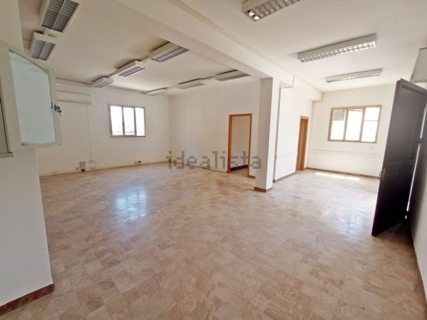 locale commerciale in vendita a Sassari in zona Li Punti