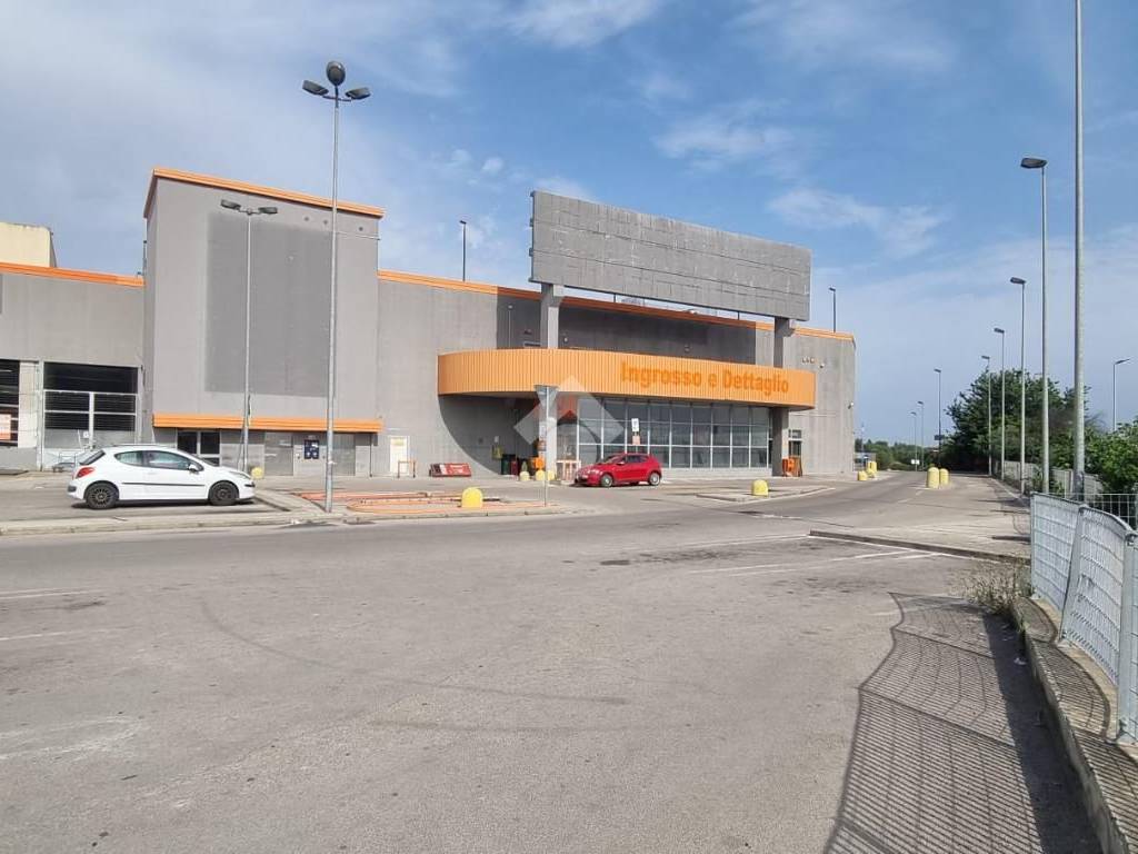 negozio in vendita a Sassari in zona Predda Niedda