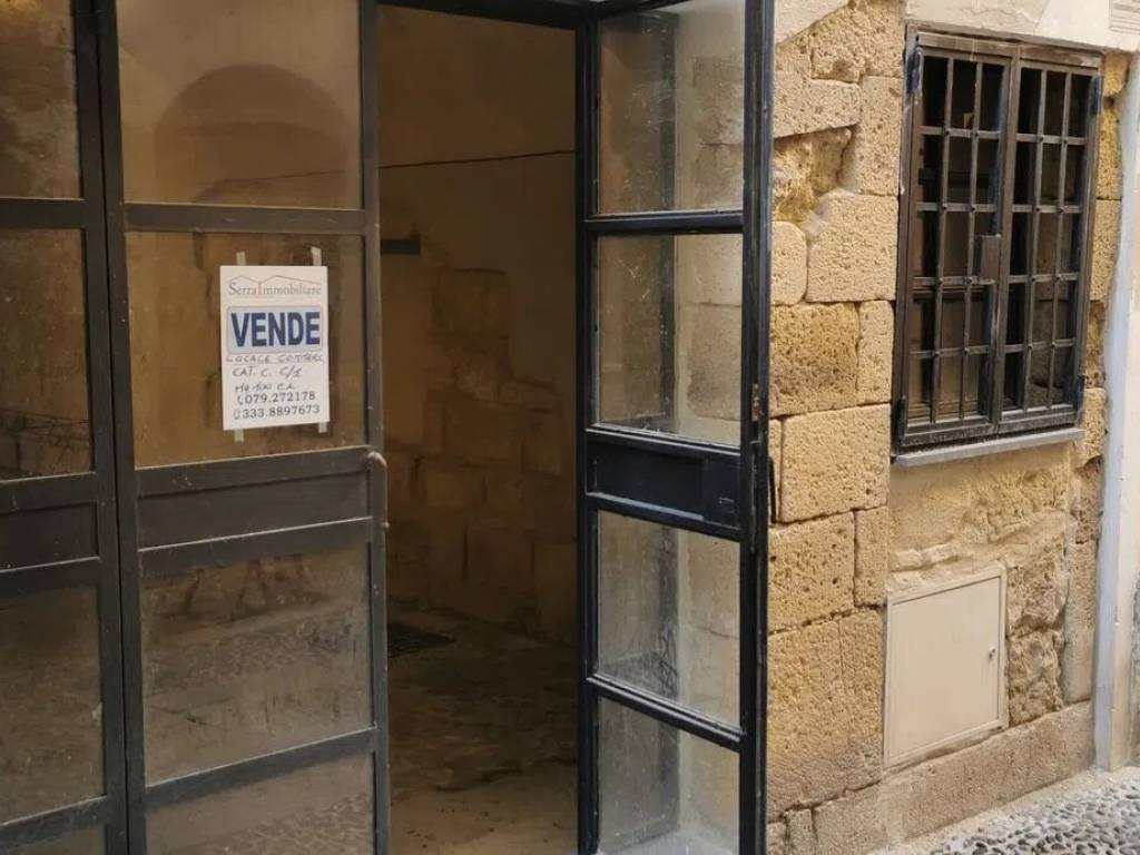 negozio in vendita a Sassari in zona Centro Storico