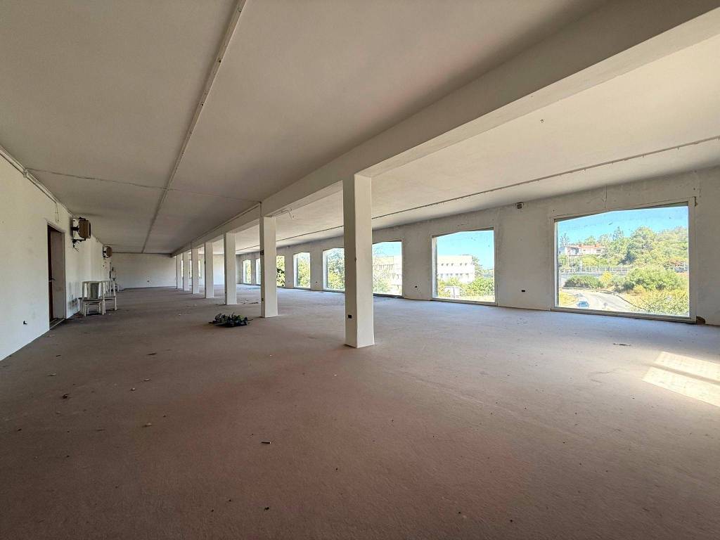 locale commerciale in vendita a Sassari in zona Ottava