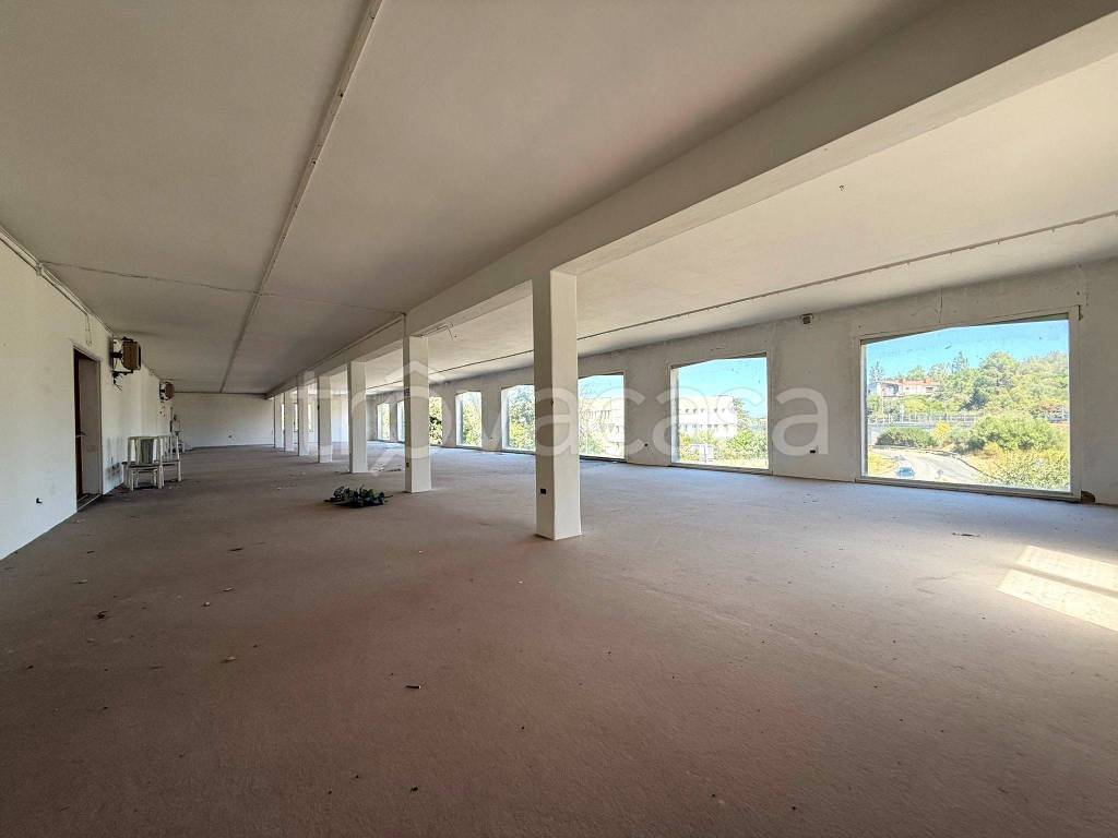 locale commerciale in vendita a Sassari in zona Li Punti