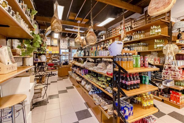 negozio in vendita a Sassari in zona Centro Storico