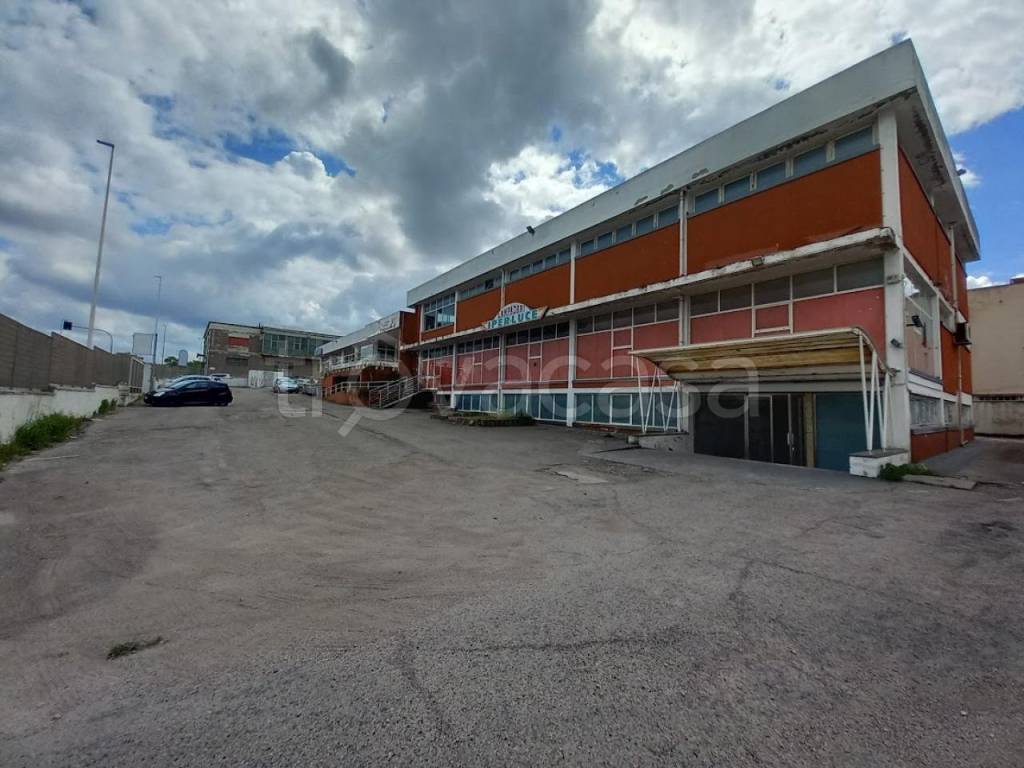 negozio in vendita a Sassari in zona Li Punti