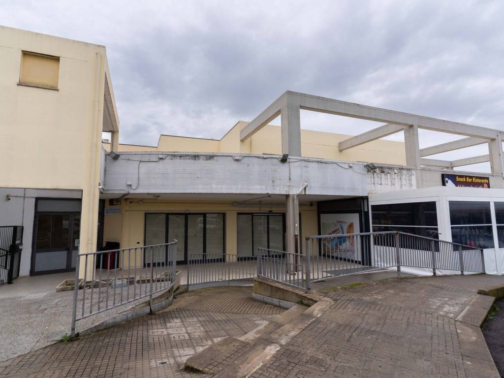 negozio in vendita a Sassari in zona Li Punti