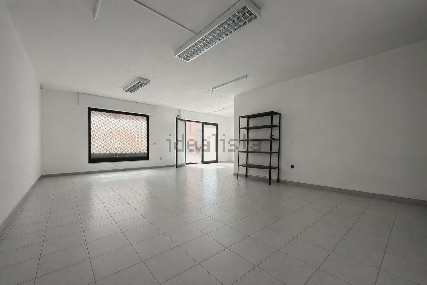 locale commerciale in vendita a Sassari in zona Monte Rosello