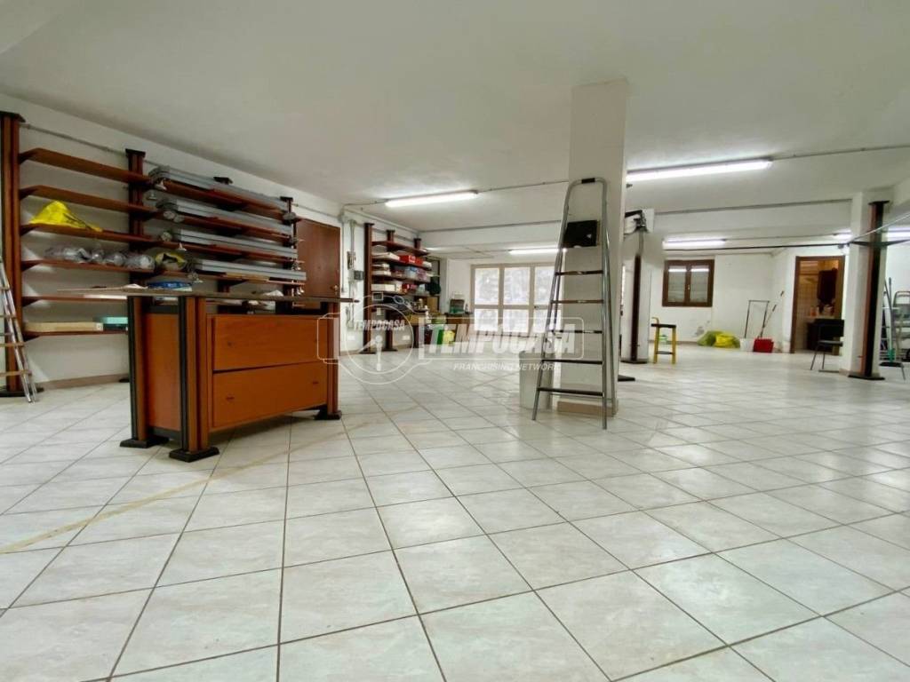 locale commerciale in vendita a Sassari in zona Li Punti